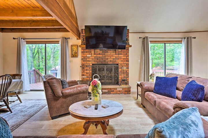 Bushkill House w / Deck & Community Amenities!