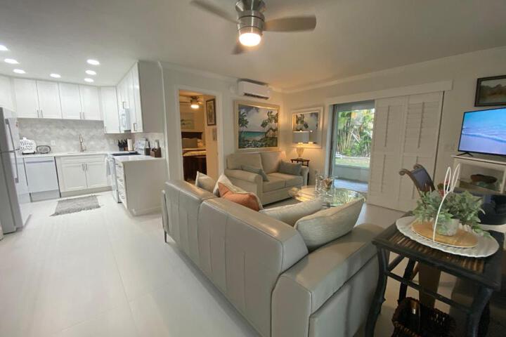 Closest 1BR to Vanderbilt Beach full kitchen with dishwasher, ALL NEW!