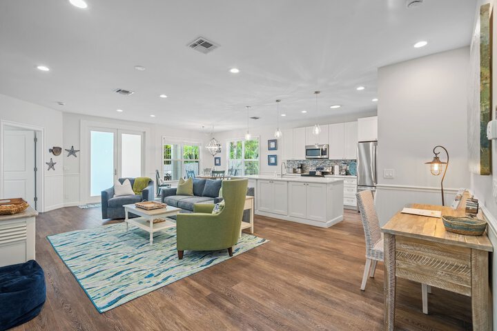 Sardinia Vacation Rental: Delightful Coastal Home near Vanderbilt Beach. Relax in a Private Pool and Spacious 4-BR Retreat with Modern Amenities. Ideal for Families. Minutes from Mercato and Local Attractions