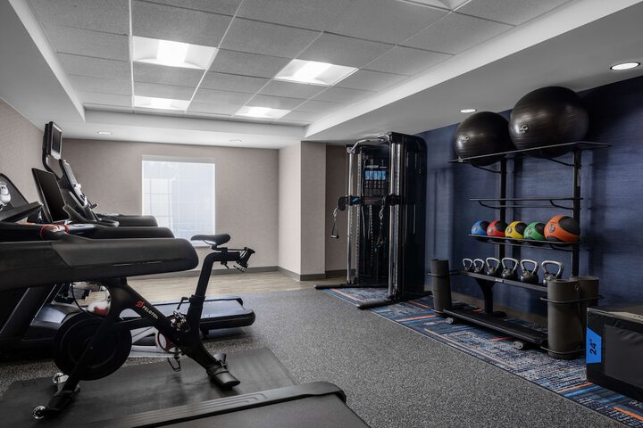 Hampton Inn & Suites State College at Williamsburg Square