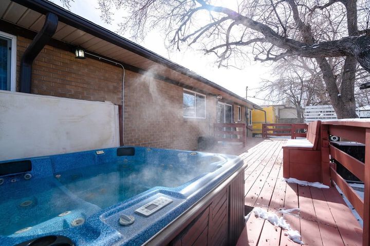 The Meadowlark Manor Spacious Backyard & Hot Tub