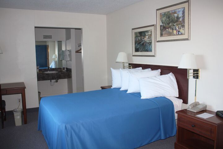 Room 10 of 28