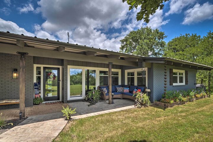 Chic Family-friendly Home With Outdoor Oasis!