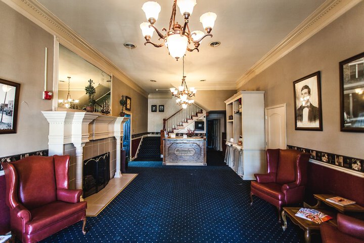 Commodore Hotel & Café