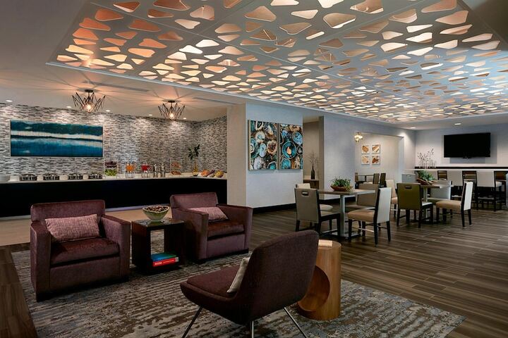 Lounge 77 of 89