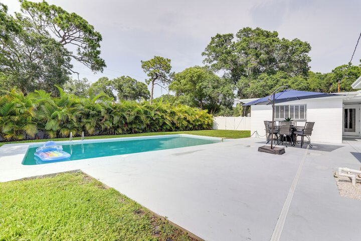 Bright Pinellas Park Getaway w / Private Pool!