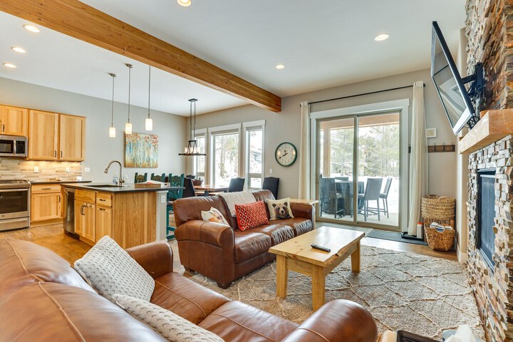 Convenient Fraser Townhome w / Hot Tub Near Hikes!