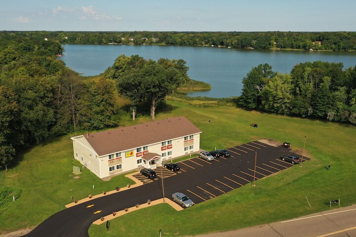 Super 8 by Wyndham Chisago City