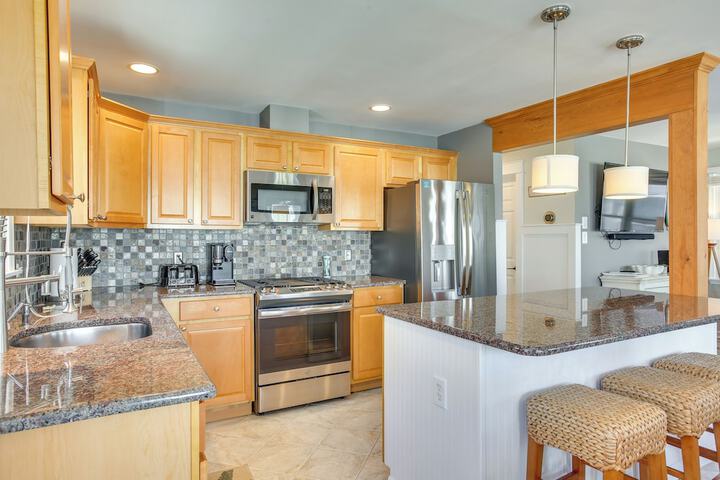 Avalon Vacation Rental w / Porch & Grill!