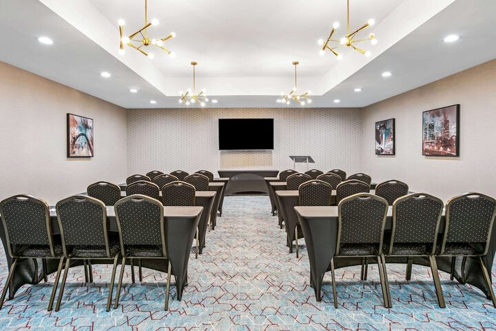 La Quinta Inn & Suites by Wyndham DFW Airport West-Glade