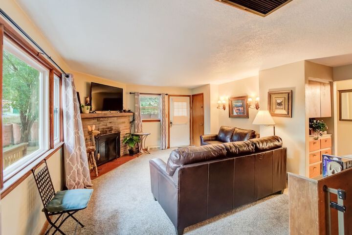 7 Bedroom on the Side of Pikes Peak on a Mountain Stream