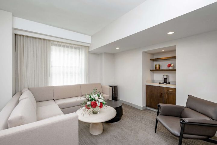 Hotel Fort Des Moines Curio Collection by Hilton
