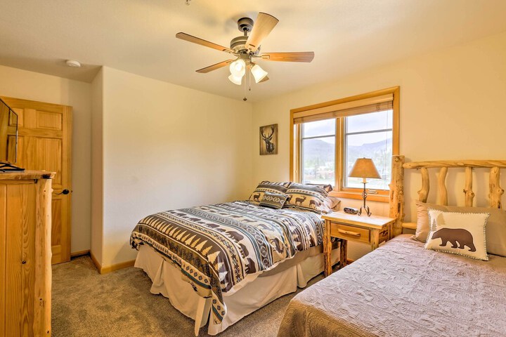 Steps to Grand Lake: Condo w / Deck & Mtn Views