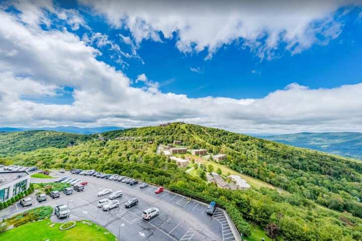 Uhost AI 2BR Condo Scenic Mountain Retreat