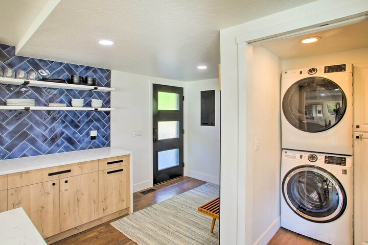 A Contemporary Dream: Lakefront Rathdrum Oasis!