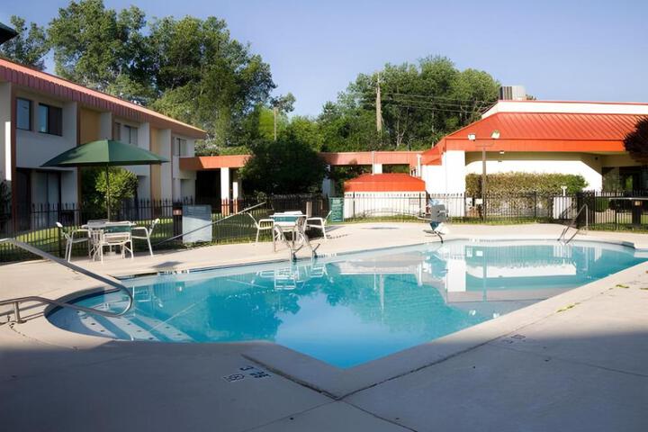 Quality Inn & Suites Kansas City I-435n Near Sports Complex