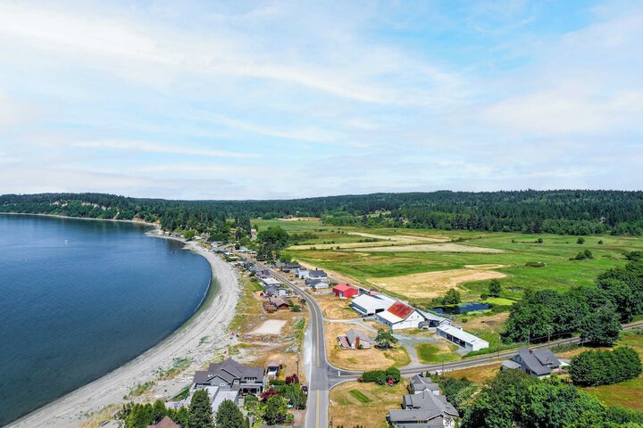 Private Beach Access + Water Views! Sleeps 18 Historic 6bdr Farmhouse w / Deck