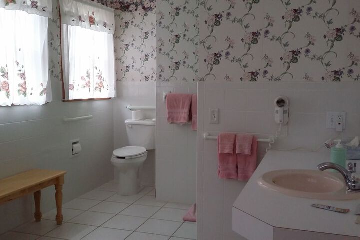 Chestnut Charm Bed & Breakfast
