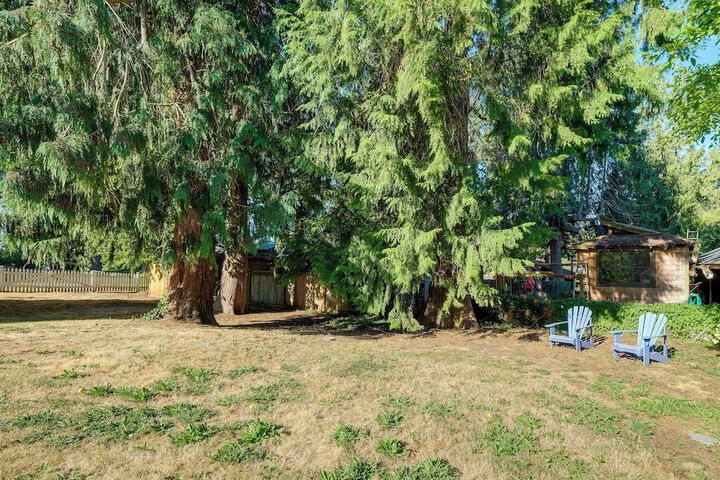 Charming Indianola Home: Walk to Town!