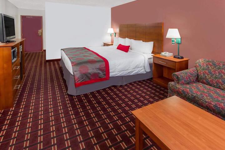 RAMADA BY WYNDHAM MEDFORD HOTEL AND CONF