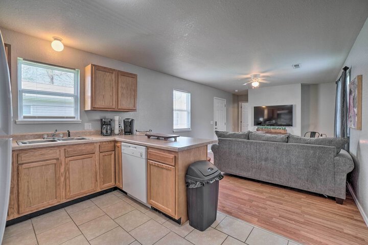 Charming One-level Home w / Deck Walk to Dtwn
