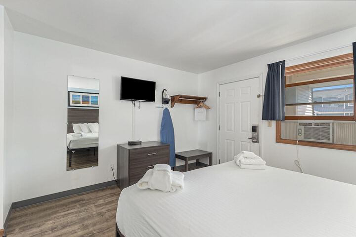 Snyders Shoreline Inn