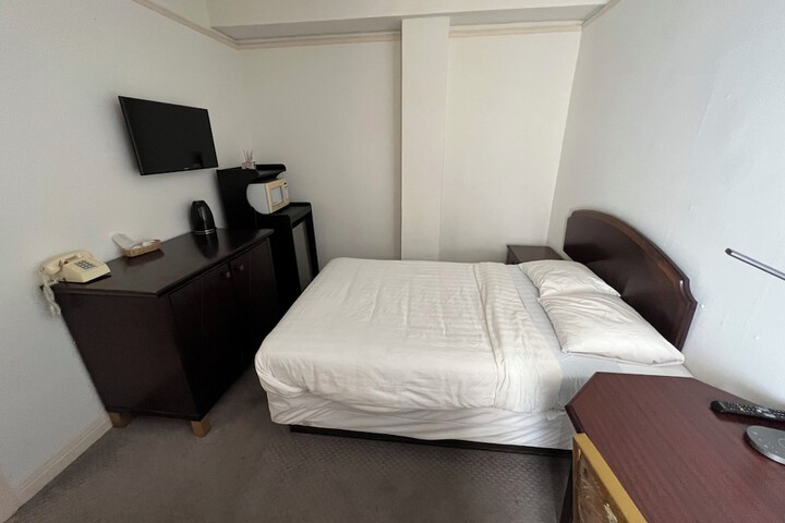 Room 22 of 28