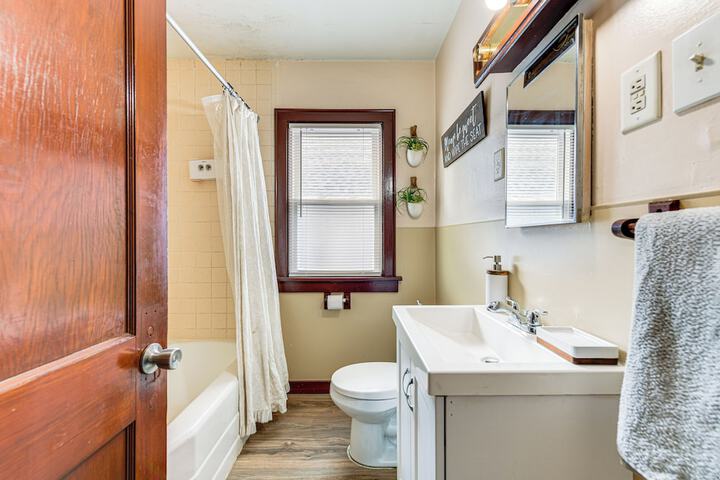 Apartment 1 Mi to Buffalo Botanical Gardens!