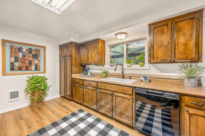 Bright Updated Waterfront Cottage Pets Welcome!