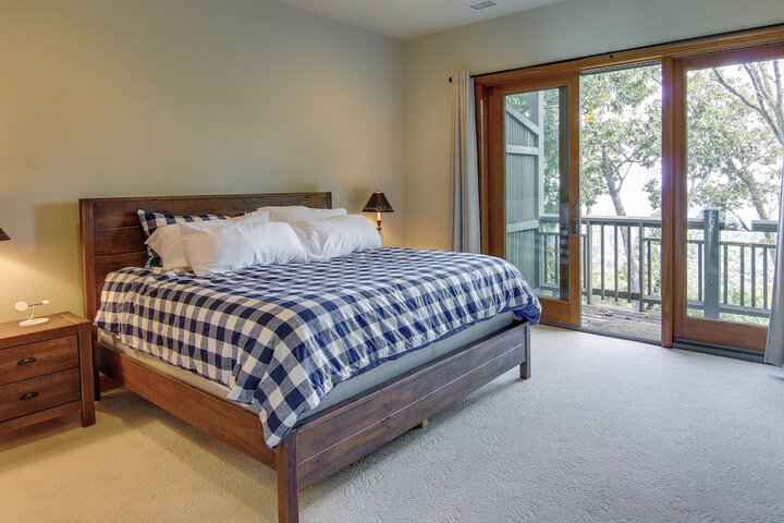 Mtn-view Condo w / Screened Porch in Burnsville!