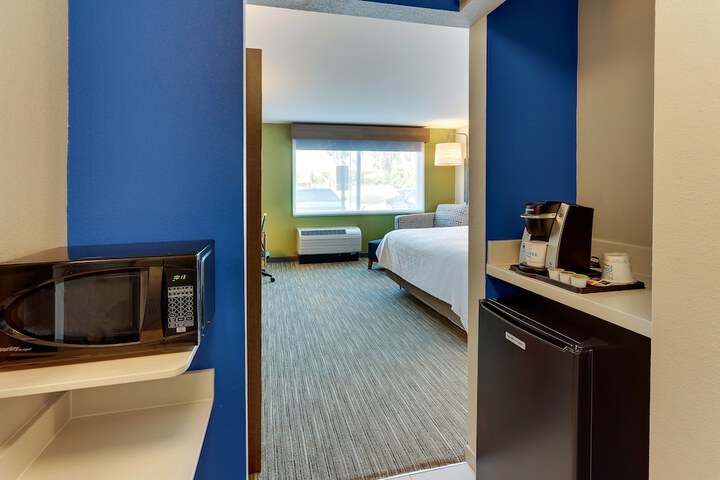 Holiday Inn Express & Suites Roanoke – Civic Center by IHG