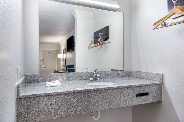 Motel 6 Marshall TX