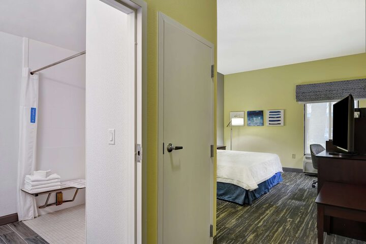 Room 25 of 38