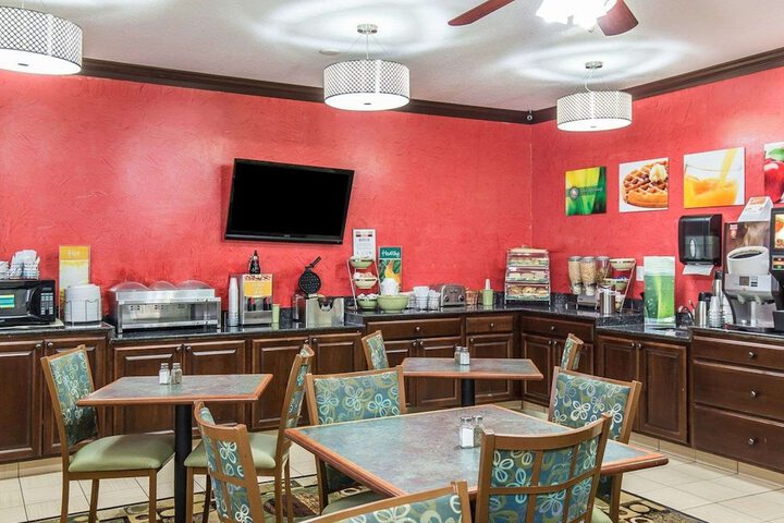 Quality Inn at Collins Road - Cedar Rapids
