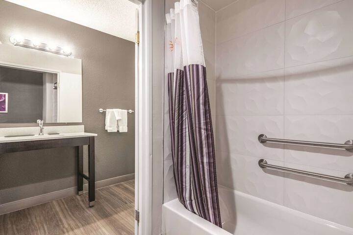 La Quinta Inn & Suites by Wyndham Hartford - Bradley Airport