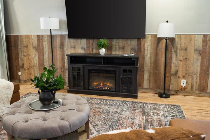 Spacious Cabin Near Hocking Hills and Caves with Hot Tub and Firepit