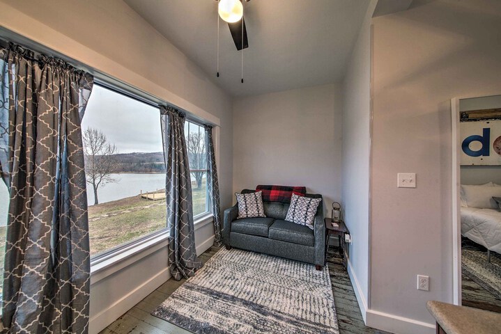 Lakefront Studio Guest Home on Hermann Wine Trail!