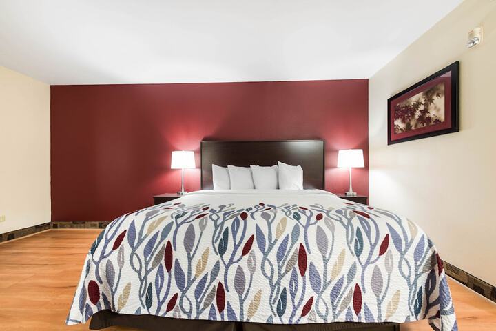 Econo Lodge Inn & Suites