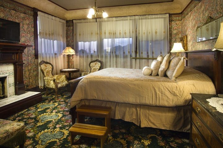 Gingerbread Mansion Inn