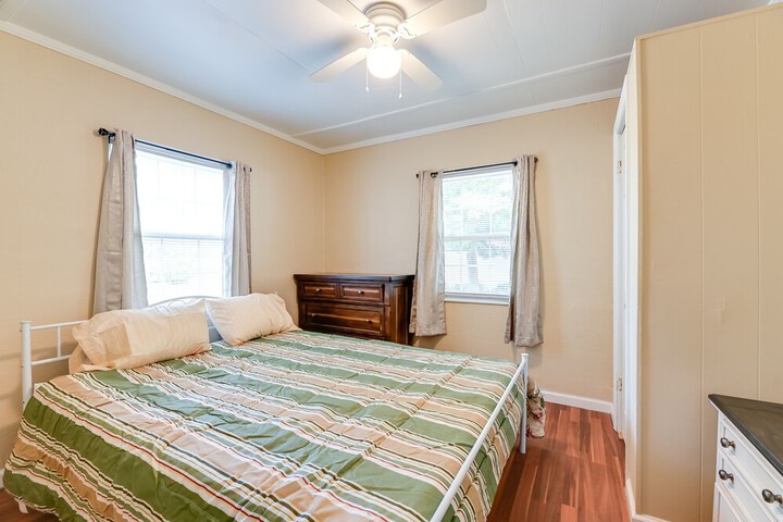 Riverfront Edenton Condo w / Porch & Boat Ramp!