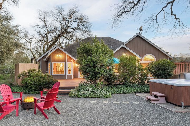 Valley of the Moon by Avantstay Tranquil Escape Large Yard w / Hot Tub & Fire Pit