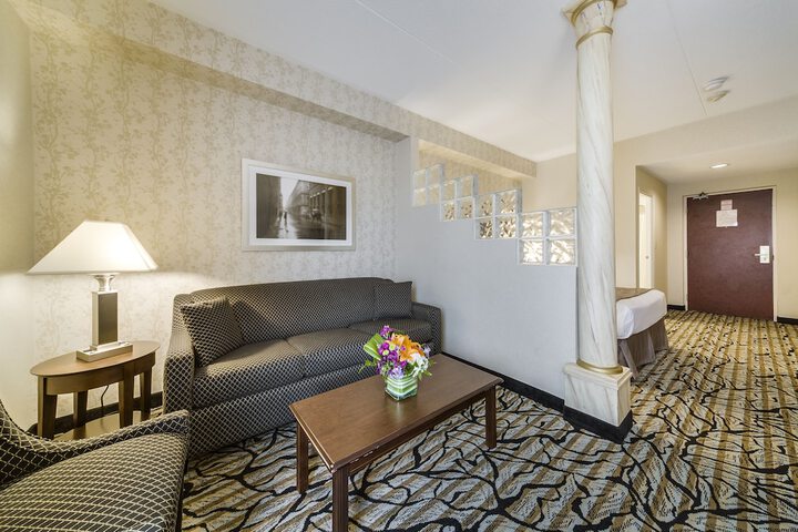 Monte Carlo Inn Oakville Suites