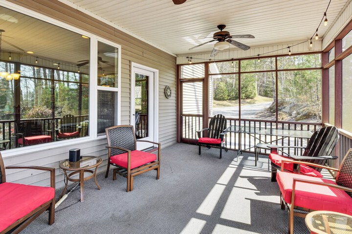 Waterfront Getaway w / Fire Pit + Game Room!