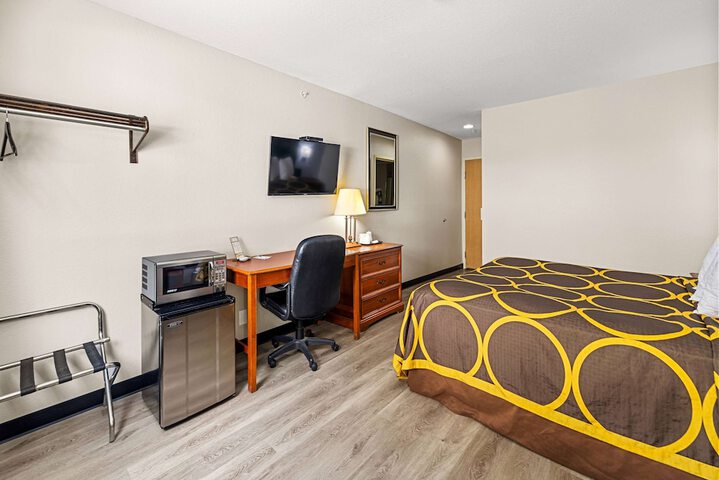 Super 8 by Wyndham Pittsburgh / Monroeville