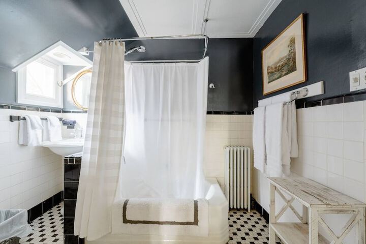 Room 50 of 76