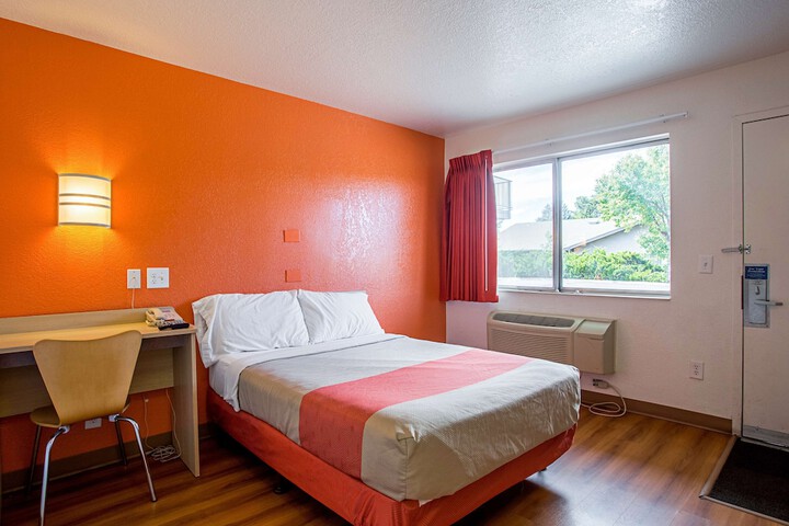 Room 18 of 32