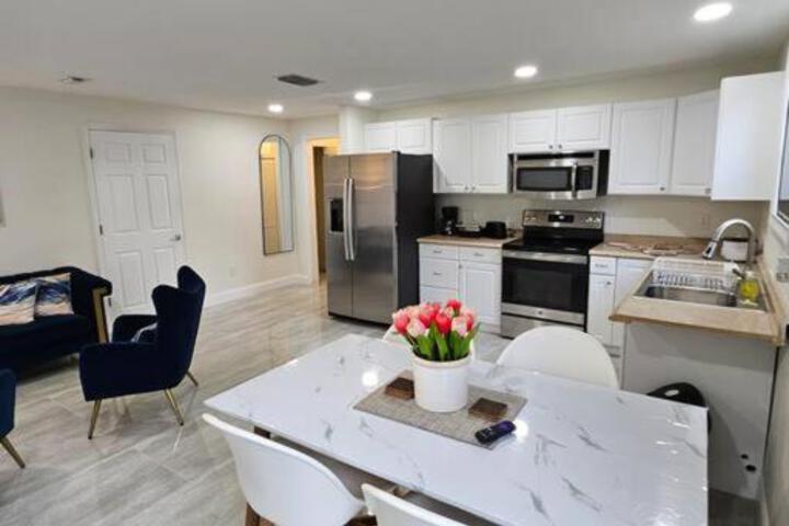 Cozy Two Bedrooms Apartment in Valrico