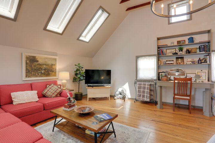 Pet-friendly Loft Vacation Rental w / Fire Pit!