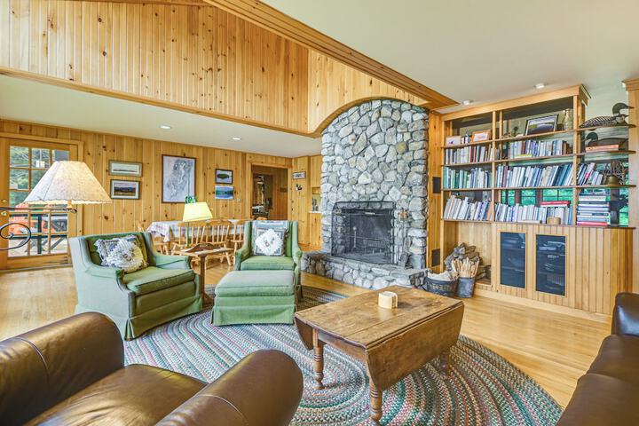 Lakefront Escape w / Deck & Kayaks in Lovell!