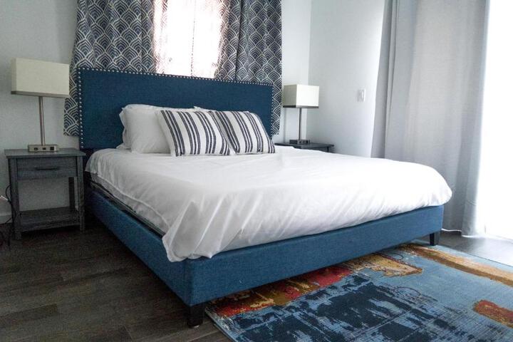 Lux 3 Bd - Perfect & Parking & Massive Patio